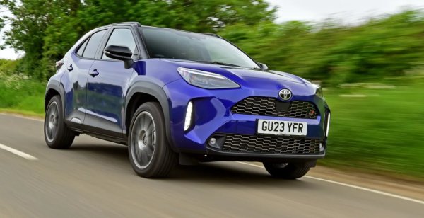 Следвайки бума на продажбите на SUV автомобили, Toyota създаде здрава, офроуд версия на своето супермини Yaris . Отличаващ се с повишен пътен просвет и здрава каросерия. Завижване на четирите колела означава, че достига части, които много други малки автомобили не могат. 

Yaris Cross получава същото 1,5-литрово бензиново-електрическо хибридно задвижване и CVT скоростна кутия като неговия брат хечбек , което означава заявен разход на гориво от около 4 л/100 км. Въпреки че не е вълнуващо за шофиране, Yaris се справя точно и е прилично усъвършенстван. Ако имате нужда от рентабилен и компактен автомобил за всякакви метеорологични условия, тогава този японец трябва да бъде в списъка ви.